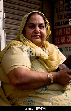 New Delhi, Inde - le 19 novembre 2011 : les gens célébrant Sikh Guru Nanak naissance avec un défilé de rue et de la distribution alimentaire Banque D'Images