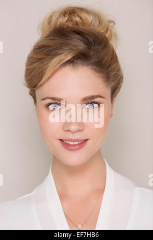 Portrait of a smiling woman in bathrobe Banque D'Images