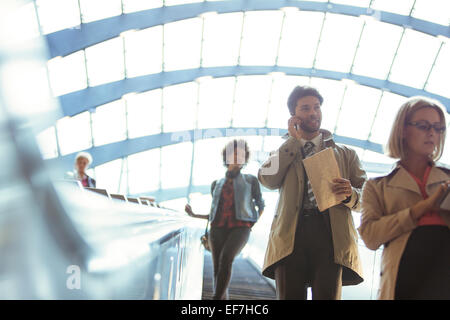 People riding escalator Banque D'Images