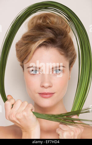 Portrait d'une belle femme holding wheatgrass Banque D'Images
