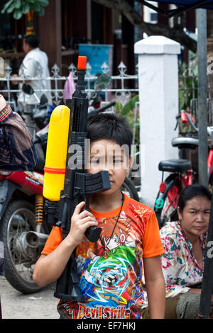 Un petit garçon prend part au Festival de l'eau annuel célébré le Nouvel An Lao (Pii Mai), Luang Prabang, Laos, Asie Banque D'Images