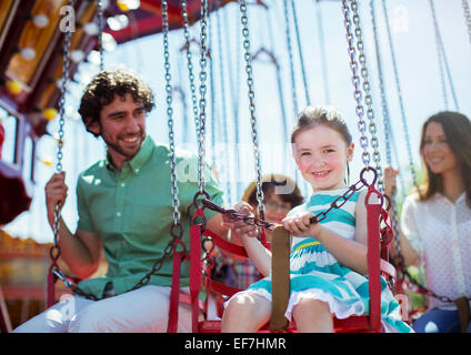 Famille le carrousel en amusement park Banque D'Images