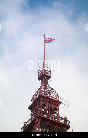 Blackpool, Royaume-Uni. 28 janvier, 2015. Météo France : un vent hurlant batters la station de Blackpool. L'union flag sur le sommet de la célèbre tour de villégiature est un arraché et déchiré en raison de la pâte des vents violents qui la ville sur une base régulière. Crédit : Gary Telford/Alamy live news Banque D'Images