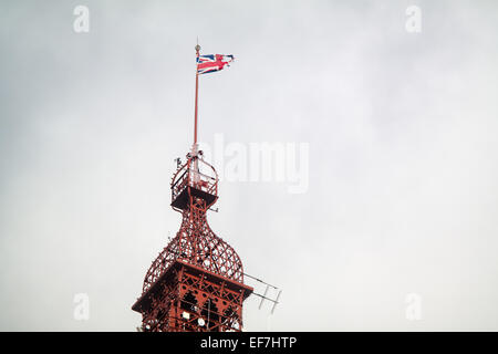 Blackpool, Royaume-Uni. 28 janvier, 2015. Météo France : un vent hurlant batters la station de Blackpool. L'union flag sur le sommet de la célèbre tour de villégiature est un arraché et déchiré en raison de la pâte des vents violents qui la ville sur une base régulière. Crédit : Gary Telford/Alamy live news Banque D'Images