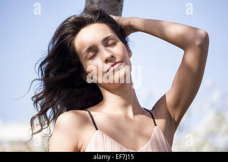 Beautiful woman posing under tree Banque D'Images