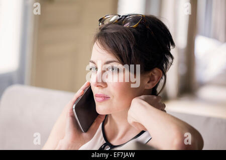 Beautiful Woman talking on a mobile phone Banque D'Images