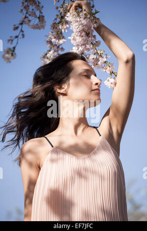 Belle femme posant avec des fleurs Banque D'Images