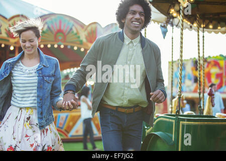 Jeune couple multiracial in amusement park Banque D'Images