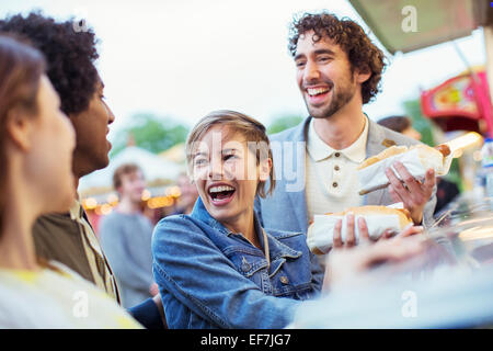 Les gens d'acheter des hot dogs dans les aliments sont dans un parc d'attractions Banque D'Images