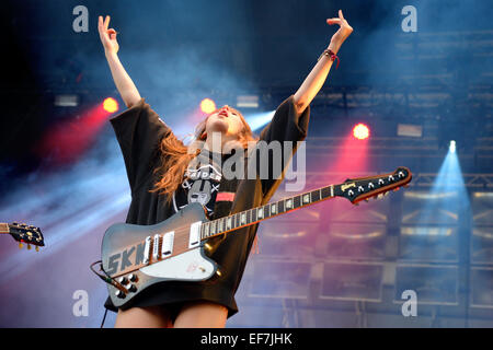 BARCELONA - 30 MAI : Alana Haim (American pop rock originaire de Los Angeles, Californie) en concert au Primavera Sound 2014. Banque D'Images