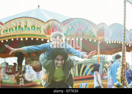 Portrait of young couple having fun in multiraciale amusement park Banque D'Images