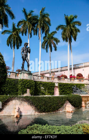 Palmiers surplombant la statue de David dans les jardins du Musée d'Art Ringling à Sarasota en Floride Banque D'Images