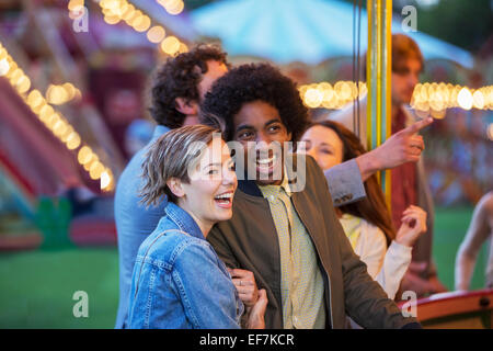 Jeune couple multiracial in amusement park Banque D'Images