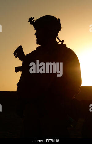 Un commando des Forces spéciales US s'observer au coucher du soleil le 3 décembre 2010 à Hyderabad, district de Gereshk, dans la province d'Helmand, en Afghanistan Banque D'Images