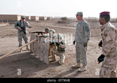 US Army des formateurs de la 1ère Division d'infanterie de l'armée iraquienne, aider les stagiaires au cours de la formation technique du mouvement le 7 janvier 2015 au Camp Taji, Iraq. Banque D'Images