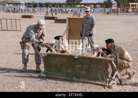 US Army des formateurs de la 1ère Division d'infanterie de l'armée iraquienne, aider les stagiaires au cours de la formation technique du mouvement le 7 janvier 2015 au Camp Taji, Iraq. Banque D'Images