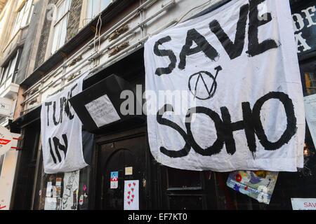 Denmark Street, London, UK. 28 janvier 2015. Les squatters de 'occuper' ont pris le contrôle maintenant fermé 12 Bar Club à Londres's Denmark Street, le 'Tin Pan Alley' de Londres. Une pétition a été organisée pour essayer de préserver ce et d'autres parties de Soho à partir de la gentrification et du développement. Crédit : Matthieu Chattle/Alamy Live News Banque D'Images