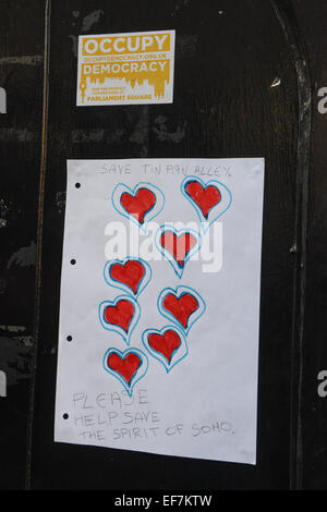 Denmark Street, London, UK. 28 janvier 2015. Les squatters de 'occuper' ont pris le contrôle maintenant fermé 12 Bar Club à Londres's Denmark Street, le 'Tin Pan Alley' de Londres. Une pétition a été organisée pour essayer de préserver ce et d'autres parties de Soho à partir de la gentrification et du développement. Crédit : Matthieu Chattle/Alamy Live News Banque D'Images