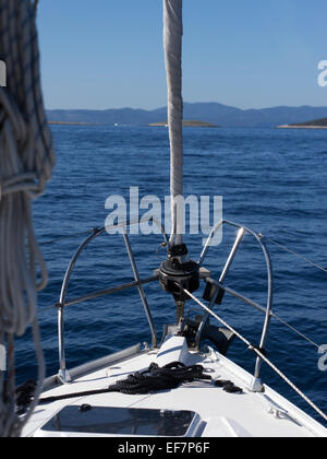 Avec voile voilier yacht sur la mer Adriatique sur la mer calme Banque D'Images