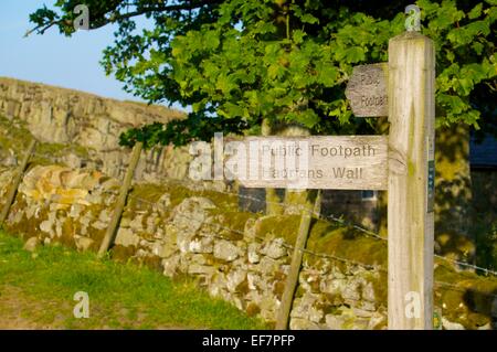 Signe de doigt poste de sentier public sur mur d'Hadrien, Northumberland England UK Sentier national. Banque D'Images