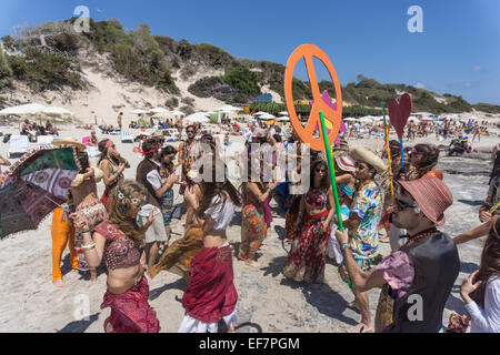 Groupe de promotion pour la Flower Power Party au Pacha Club, ses Salines Playa, Ibiza, Espagne Banque D'Images