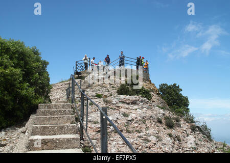 Étapes avec rambarde menant au pic de Sant Jeroni (1 236 m), Montserrat, en Catalogne Banque D'Images