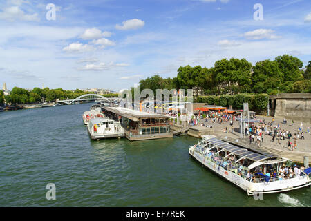 Paris, France - 17 août 2013 : sites bateaux appelés "bateaux mouches" sur la Seine. Banque D'Images