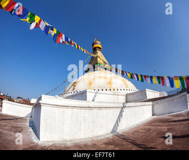 Stupa de Bodhnath colorés avec les drapeaux de prières au ciel bleu dans la vallée de Katmandou, Népal Banque D'Images
