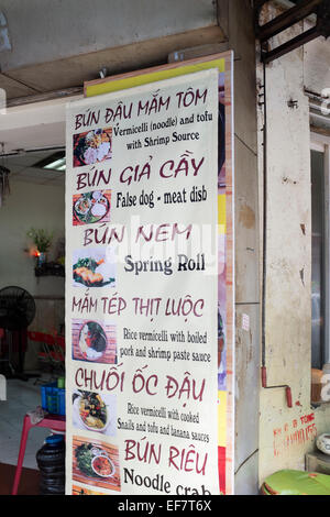 Restaurant menu avec de faux la viande de chien en vente a Hanoi Vietnam Banque D'Images