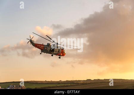 Hélicoptère de sauvetage de la Marine royale d'effectuer sauvetage réussi à Droskyn Point, Broad Oak, Cornwall, Angleterre - EDITORIAL UTILISEZ UNIQUEMENT Banque D'Images