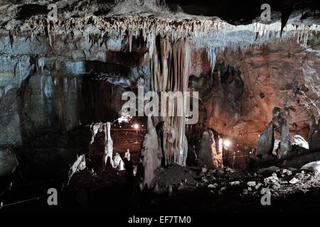 Manot Grotte, Israël. 28 janvier, 2015. 55 000 ans d'un crâne humain découvert dans la grotte de Manot dans l'ouest de la Galilée prouve, selon les scientifiques, que l'homme moderne (Homo sapiens) a migré depuis l'Afrique vers le reste du monde il y a environ 65 000 ans. Chercheurs considèrent le crâne, la première preuve fossilisée à l'extérieur de l'Afrique, 'l'une des plus importantes découvertes dans l'étude de l'évolution humaine. Credit : Alon Nir/Alamy Live News Banque D'Images