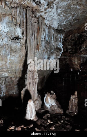 Manot Grotte, Israël. 28 janvier, 2015. 55 000 ans d'un crâne humain découvert dans la grotte de Manot dans l'ouest de la Galilée prouve, selon les scientifiques, que l'homme moderne (Homo sapiens) a migré depuis l'Afrique vers le reste du monde il y a environ 65 000 ans. Chercheurs considèrent le crâne, la première preuve fossilisée à l'extérieur de l'Afrique, 'l'une des plus importantes découvertes dans l'étude de l'évolution humaine. Credit : Alon Nir/Alamy Live News Banque D'Images