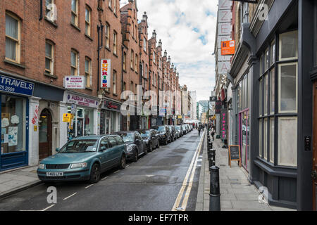 Vue vers le bas une petite rue typique de Londres nommée rue Hanbury, juste à côté de la célèbre Brick Lane dans le centre de Londres. Banque D'Images