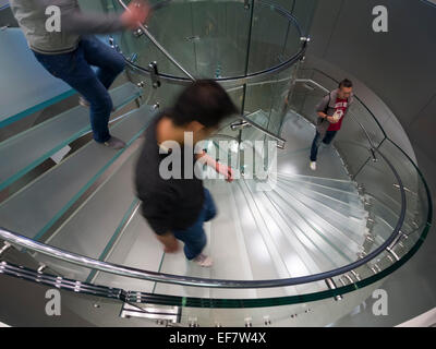 Escalier en verre à l'Apple Store situé sur Nanjing Road à Shanghai, Chine Banque D'Images