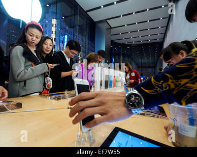 La navigation des clients les produits Apple à l'Apple Store situé sur Nanjing Road à Shanghai, Chine Banque D'Images