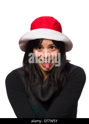 Dingo portrait d'une femme faisant dingo visages avec sa langue sur le port d'un chapeau rouge isolé sur fond blanc Banque D'Images