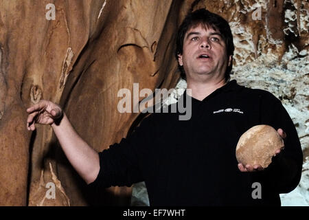 Manot Grotte, Israël. 28 janvier, 2015. Le Dr BARZILAI connaît l'intérieur de la grotte est Manot tenant un crâne à l'emplacement de découvertes récentes. 55 000 ans d'un crâne humain découvert dans la grotte de Manot dans l'ouest de la Galilée prouve, selon les scientifiques, que l'homme moderne (Homo sapiens) a migré depuis l'Afrique vers le reste du monde il y a environ 65 000 ans. Chercheurs considèrent le crâne, la première preuve fossilisée à l'extérieur de l'Afrique, 'l'une des plus importantes découvertes dans l'étude de l'évolution humaine. Credit : Alon Nir/Alamy Live News Banque D'Images