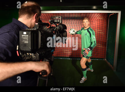 Berlin, Allemagne. 26 janvier, 2015. La figurine de cire de l'Équipe nationale de football allemande gardien Manuel Neuer se trouve chez Madame Tussauds à Berlin, Allemagne, 26 janvier 2015. Les coûts de production de la figurine, qui est exposée au service du sport le musée de cire à partir de jeudi, avait environ 200,000 sur Euro. PHOTO : JENS KALAENE/dpa/Alamy Live News Banque D'Images