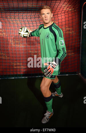 Berlin, Allemagne. 26 janvier, 2015. La figurine de cire de l'Équipe nationale de football allemande gardien Manuel Neuer se trouve chez Madame Tussauds à Berlin, Allemagne, 26 janvier 2015. Les coûts de production de la figurine, qui est exposée au service du sport le musée de cire à partir de jeudi, avait environ 200,000 sur Euro. PHOTO : JENS KALAENE/dpa/Alamy Live News Banque D'Images