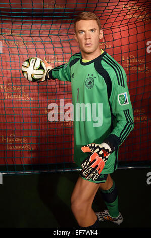 Berlin, Allemagne. 26 janvier, 2015. La figurine de cire de l'Équipe nationale de football allemande gardien Manuel Neuer se trouve chez Madame Tussauds à Berlin, Allemagne, 26 janvier 2015. Les coûts de production de la figurine, qui est exposée au service du sport le musée de cire à partir de jeudi, avait environ 200,000 sur Euro. PHOTO : JENS KALAENE/dpa/Alamy Live News Banque D'Images