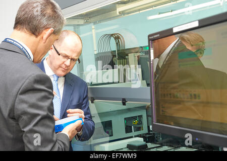 Milton Keynes, Royaume-Uni. 28 janvier, 2015. Sciences de la vie Le ministre George Freeman MP visites UK BioCenter 28 Jan 2015. Crédit : Chris King/Alamy Live News Banque D'Images