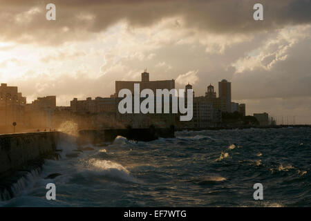 Malecon de La Havane, Cuba, au coucher du soleil Banque D'Images