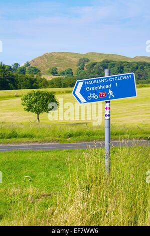 Poteau de signalisation à Brampton à l'ensemble de la B6318 Mur d'Hadrien, signe de pistes cyclables à proximité de Greenhead Cumbria England Royaume-Uni Banque D'Images