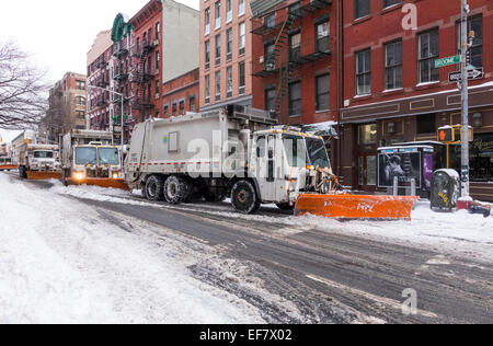 Quatre camions à ordures de la ville de New York transformée en chasse-neige pour nettoyer les rues de Manhattan Banque D'Images