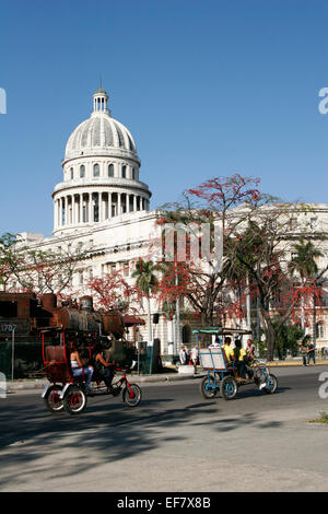 Capitol building à La Havane avec des pousse-pousse à l'avant, Cuba Banque D'Images