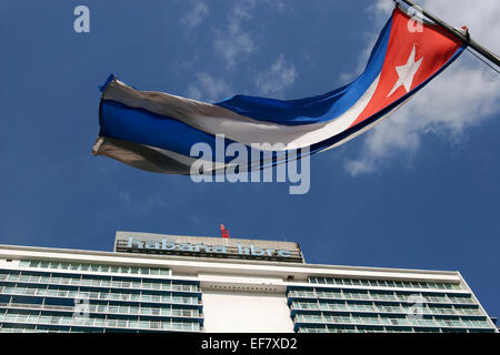 Drapeau cubain en face de l'hôtel Habana Libre à La Havane, Cuba Banque D'Images