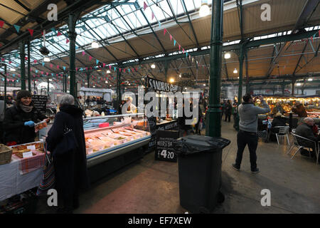 Le marché dynamique de St Georges dans le centre-ville de Belfast. Un peu de l'Europe au Royaume-Uni Banque D'Images