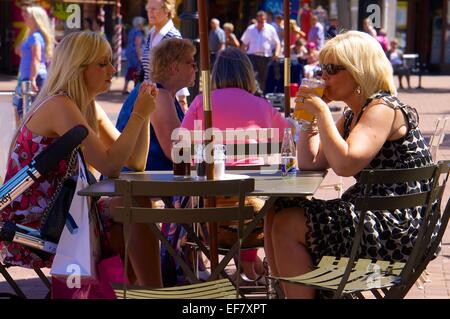 Mère et fille de l'alcool à une table. Carlisle Cumbria England UK. Banque D'Images