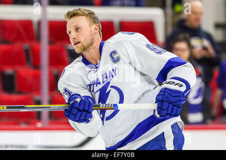 Raleigh, Caroline du Nord, USA. 27 Jan, 2015. Le Lightning de Tampa Bay Steven Stamkos Lightning centre (91) au cours de la partie de la LNH entre le Lightning de Tampa Bay et les Hurricanes de la Caroline au PNC Arena. Les Hurricanes de la Caroline a battu le Lightning de Tampa Bay 4-2. Credit : Andy Martin Jr/Alamy Live News Banque D'Images