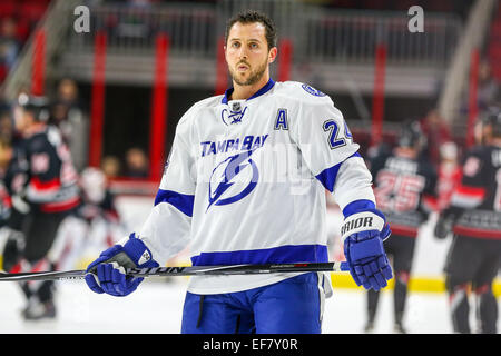 Raleigh, Caroline du Nord, USA. 27 Jan, 2015. Le Lightning de Tampa Bay Ryan Callahan de l'aile droite (24) au cours de la partie de la LNH entre le Lightning de Tampa Bay et les Hurricanes de la Caroline au PNC Arena. Les Hurricanes de la Caroline a battu le Lightning de Tampa Bay 4-2. Credit : Andy Martin Jr/Alamy Live News Banque D'Images